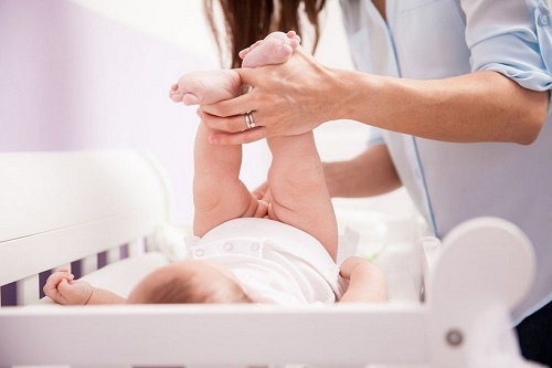 cách quấn tã vuông cho trẻ sơ sinh