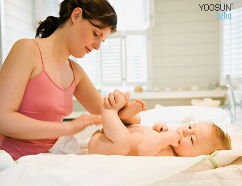 trẻ bị dị ứng bỉm phải làm sao