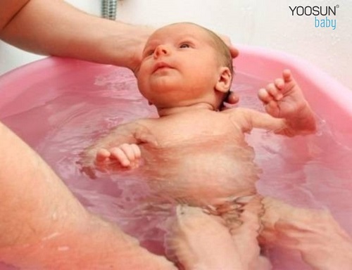 vệ sinh vùng kín cho bé gái sơ sinh
