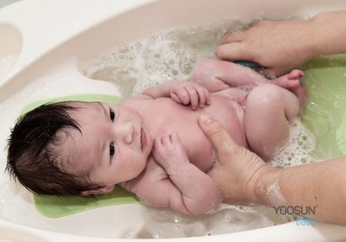 cách nấu nước lá khế tắm cho bé