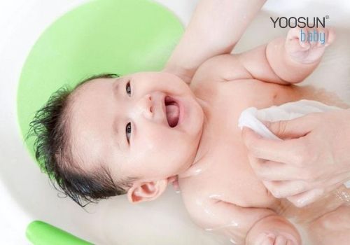 tắm lá vông cho bé