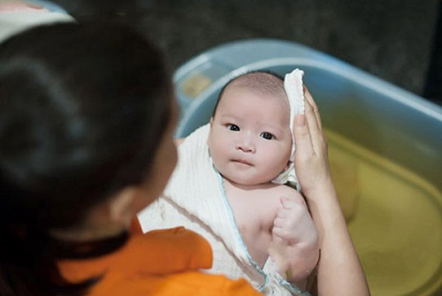 tắm nước lá tía tô cho trẻ sơ sinh