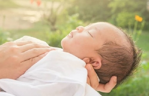 tắm nắng cho trẻ đúng cách