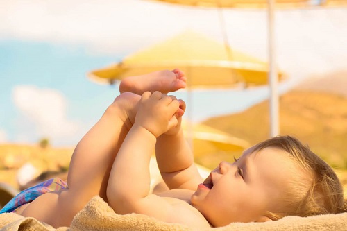 tắm nắng cho trẻ sơ sinh đúng cách