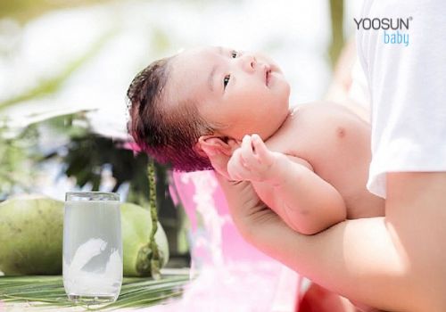 cách tắm nước dừa cho bé