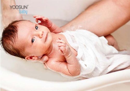 tắm nước lá riềng cho bé