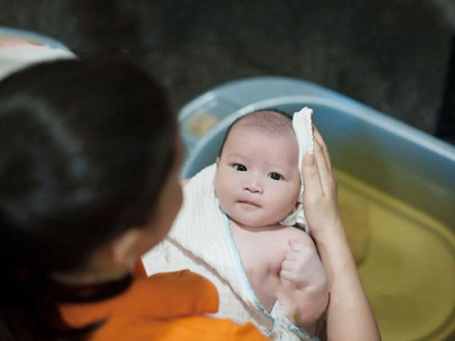 cây sài đất tắm cho trẻ