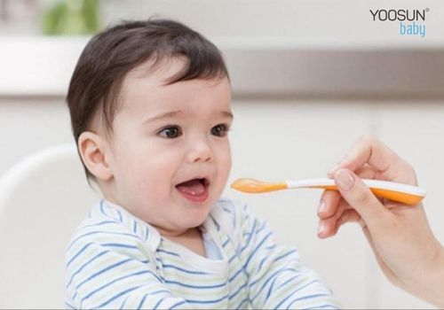 trẻ dị ứng cá hồi
