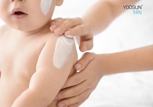 da trẻ sơ sinh bị khô và mẩn đỏ