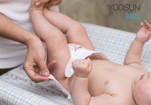 bé bị nổi mụn nước ở tay chân