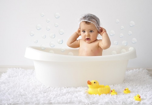 trẻ bị dị ứng thời tiết nổi mề đay
